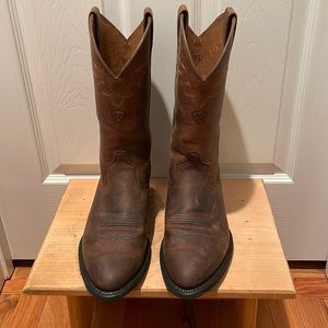 Ariat men’s round toe cowboy boots